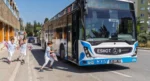 Direksiyon başında bir anne, durakta bekleyen dört kalp!