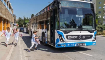 Direksiyon başında bir anne, durakta bekleyen dört kalp!