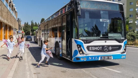 Direksiyon başında bir anne, durakta bekleyen dört kalp!