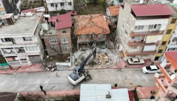 Tehlike oluşturan ve suç yuvasına dönen metruk binalar yıkılıyor