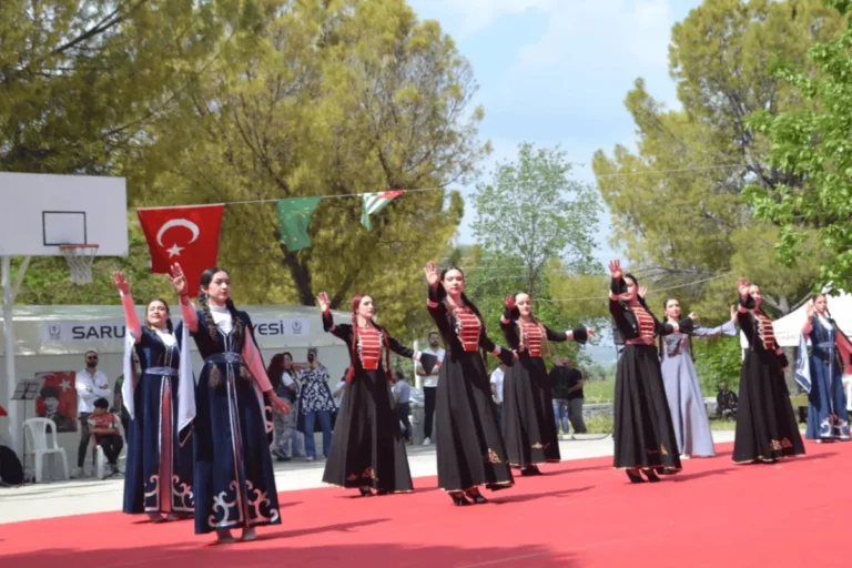 Geleneksel Bahar Pikniği ve Kafkas Şenliği ilgi gördü