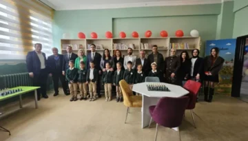 Gönül öğretmen okul kütüphanelerine destek vermeyi sürdürüyor