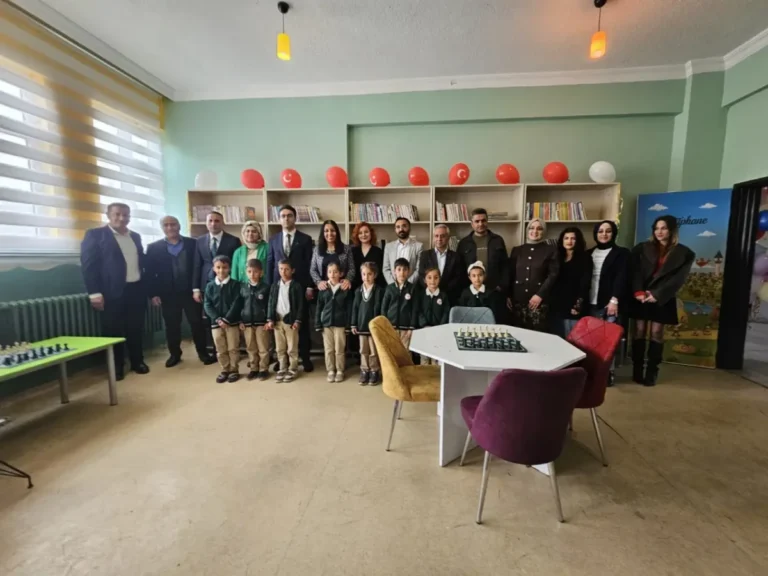 Gönül öğretmen okul kütüphanelerine destek vermeyi sürdürüyor