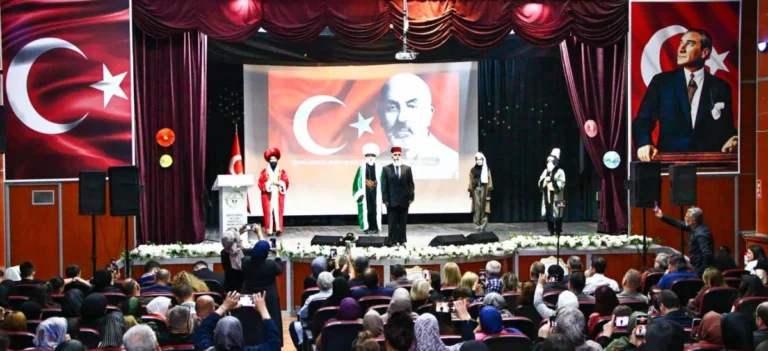 İzmir’de imam hatip okulları yabancı dil şenliği yapıldı