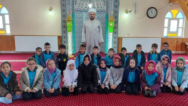 Öğrencilerden anlamlı cami ziyareti