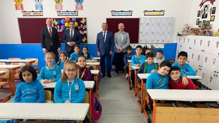 İlçe Millî Eğitim Müdürü ve İlçe Müftüsü Minik Öğrencilerle Buluştu
