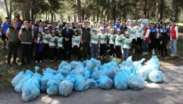 Orman yangınlarına neden olacak çöp ve atıkları topladılar