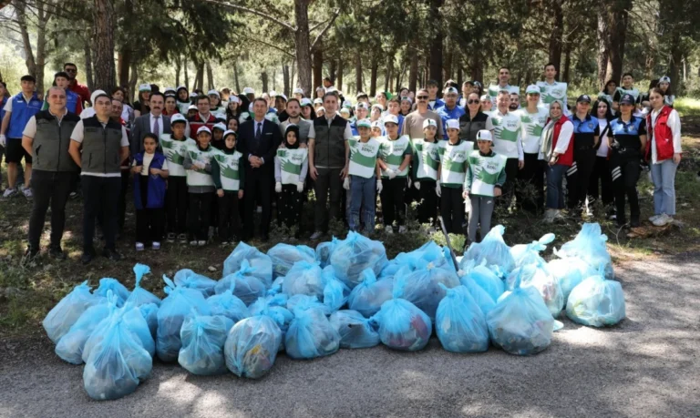 Orman yangınlarına neden olacak çöp ve atıkları topladılar