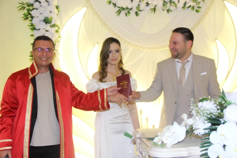 Turgutlu’da Gökten Ailesinin Mutlu Günü