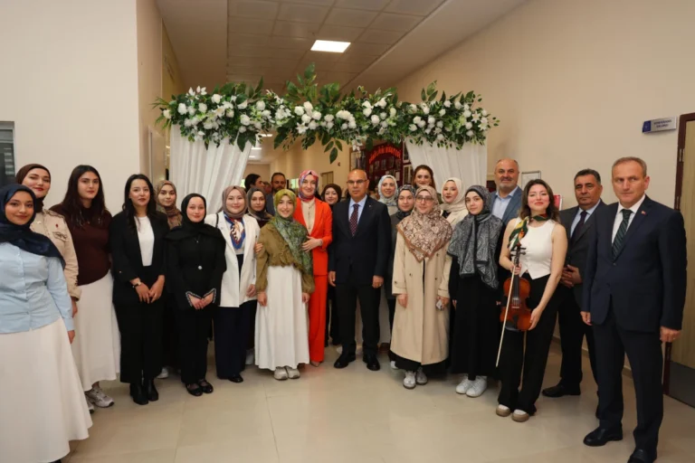 Vali Koç, Sanat Sokağı sergisine katıldı
