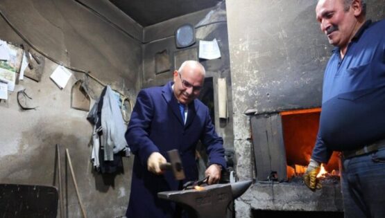 Vali Koç, Örsün Başına Geçip Demir Dövdü