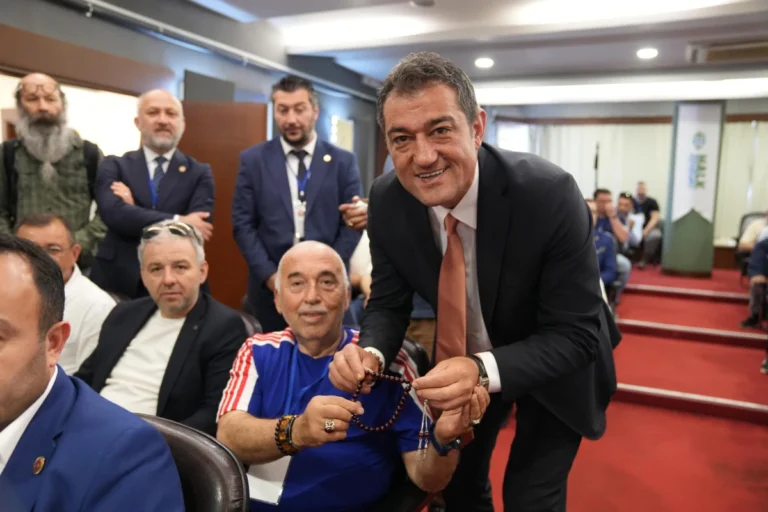 Yıldız Haber Temsilcisi Çelebi’den Başkan Köse’ye anlamlı hediye