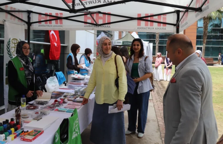 Filistin ve Doğu Türkistan için Hayır Çarşısı düzenlendi