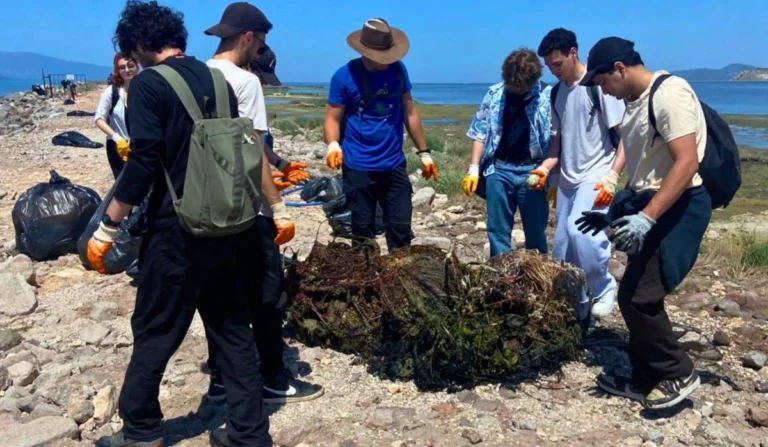 Gediz Deltası Homa Dalyanı’nda 2 ton çöp topland