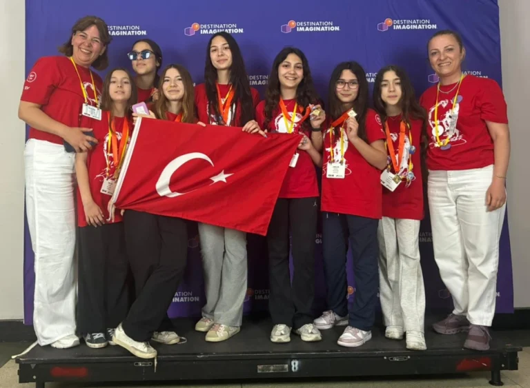 İzmir SEV Ortaokulu Dünya 4.sü olarak prestijli Da Vinci Ödülü’nü Türkiye’ye getirdi