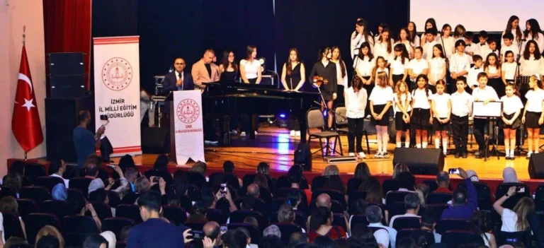 Öğrencilerin sanat eserleri sergisi ve konserleri beğeni gördü